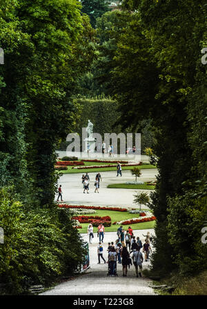 Wien, Österreich, September, 15, 2019 - : Touristen zu Fuß in den Gärten von Schloss Schönbrunn, die ehemalige kaiserliche Sommerresidenz der Habsburger Stockfoto