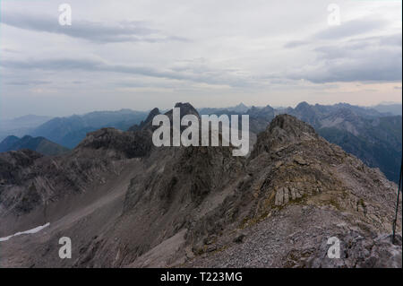 Die Alpen. Landschaften. wies spiky rock Gipfeln, gesehen beim Wandern in den deutschen Alpen Stockfoto