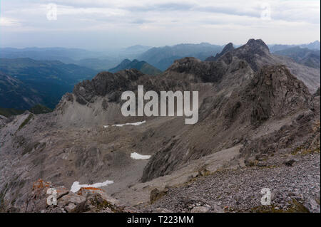 Die Alpen. Landschaften. wies spiky rock Gipfeln, gesehen beim Wandern in den deutschen Alpen Stockfoto