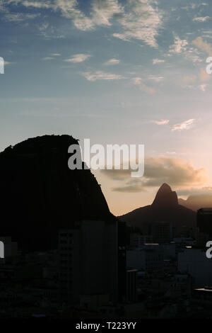 Zwei Brüder Bergblick von der Copacabana, Rio de Janeiro, Brasilien - Fine Art Stil Stockfoto