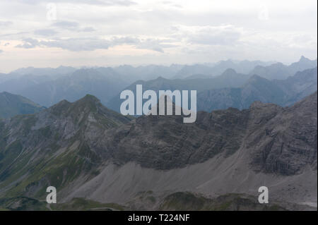 Die Alpen. Landschaften. wies spiky rock Gipfeln, gesehen beim Wandern in den deutschen Alpen Stockfoto