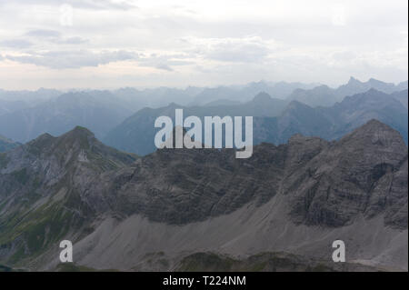 Die Alpen. Landschaften. wies spiky rock Gipfeln, gesehen beim Wandern in den deutschen Alpen Stockfoto