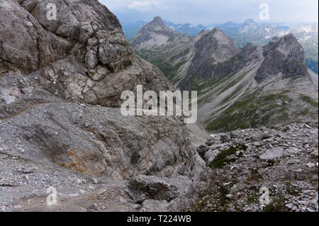 Die Alpen. Landschaften. wies spiky rock Gipfeln, gesehen beim Wandern in den deutschen Alpen Stockfoto