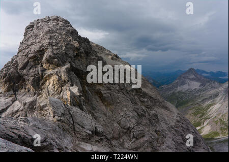 Die Alpen. Landschaften. wies spiky rock Gipfeln, gesehen beim Wandern in den deutschen Alpen Stockfoto