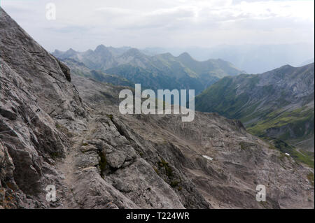 Die Alpen. Landschaften. wies spiky rock Gipfeln, gesehen beim Wandern in den deutschen Alpen Stockfoto