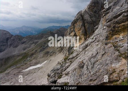 Die Alpen. Landschaften. wies spiky rock Gipfeln, gesehen beim Wandern in den deutschen Alpen Stockfoto