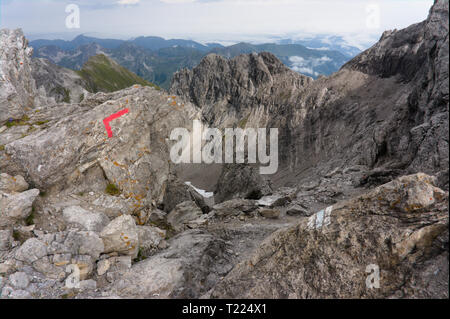 Die Alpen. Landschaften. wies spiky rock Gipfeln, gesehen beim Wandern in den deutschen Alpen Stockfoto