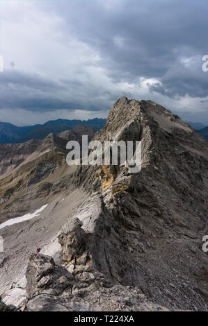 Die Alpen. Landschaften. wies spiky rock Gipfeln, gesehen beim Wandern in den deutschen Alpen Stockfoto