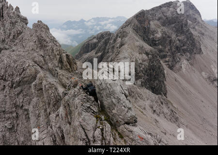 Die Alpen. Landschaften. wies spiky rock Gipfeln, gesehen beim Wandern in den deutschen Alpen Stockfoto