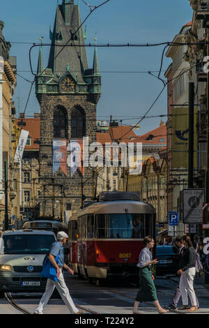 Prag, Tschechische Republik - September, 17, 2019: Fußgänger über die Straße in der Altstadt von Prag, mit Autos, Straßenbahn und Henry Turm auf der Stockfoto