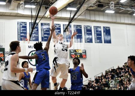 Spieler die Freigabe zum Jump über die Verteidigung des Gegners. USA. Stockfoto