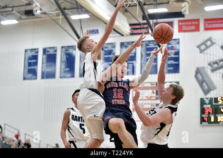 Zwischen ein paar Verteidiger festgesteckt, ein Spieler einen Pass zu einem Mannschaftskameraden in der Ecke für eine offene 3-Punkt erschossen. USA. Stockfoto