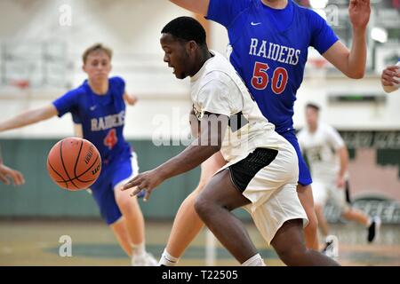 Spieler verlieren die Kontrolle über die Basketball während der Fahrt auf der Grundlinie unter dem gegnerischen Korb. USA. Stockfoto