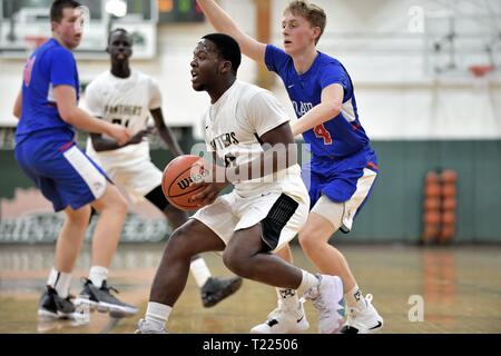 Player der Fahrt entlang der Baseline in Richtung zum Korb nach einem verteidigenden Gegner. USA. Stockfoto