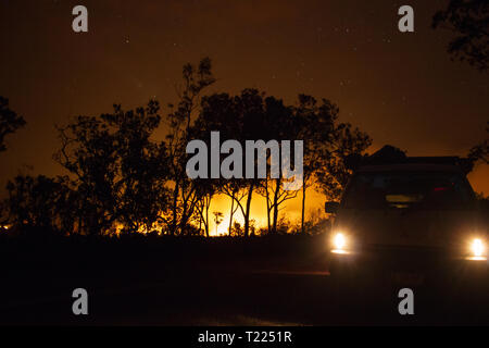 Auto fahren, weg von einem Buschfeuer, Wald sind wirklich hell wegen der Feuer, Litchfield National Park, Australien Stockfoto