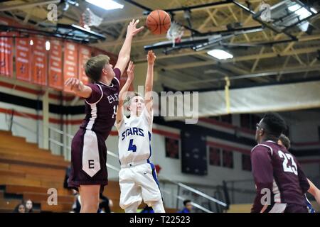 Spieler die Freigabe zum Jump über einen verteidigenden Gegner. USA. Stockfoto