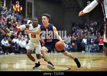 Player fahren auf gegnerischen Korb, nachdem Sie hinter einem Verteidiger. USA. Stockfoto