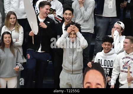 Studenten, die in den Kursunterlagen Abschnitt der Turnhalle Sitze, die auf Ereignisse auf dem Gericht zu reagieren. USA. Stockfoto