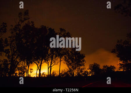 Auto fahren, weg von einem Buschfeuer, Wald sind wirklich hell wegen der Feuer, Litchfield National Park, Australien Stockfoto