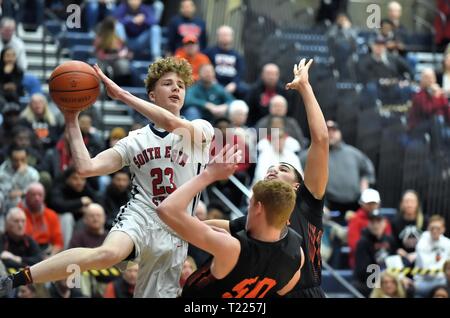 Nach einer Fahrt entlang der Baseline, Player versucht, ein Schuß, der durch eine offensive Foul call negiert wurde, als er mit einem bepflanzten Gegner kam. USA. Stockfoto