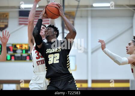 Spieler den Ball in den Korb nach einer Fahrt entlang der Baseline. USA. Stockfoto