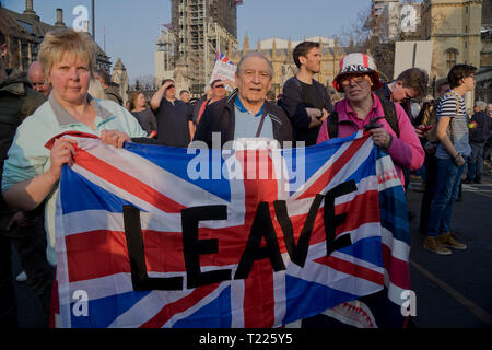 Verlassen bedeutet pro Brexit Rallye am Parliament Square verlassen am Tag, die Großbritannien sollte die Europäische Union, London, England, UK zu verlassen Stockfoto