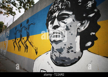 Buenos Aires, Argentinien - 30. März 2019: Diego Armando Maradona Graffiti wall Eindruck einen Block entfernt von der Bombonera Stadion in La Boca, Buenos Stockfoto