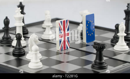 Schachfiguren und Flaggen der Europäischen Union und im Vereinigten Königreich auf einem Schachbrett. Das Konzept des politischen Spiels und Schach Strategie Brexit Stockfoto