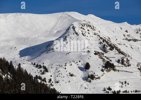 Flaine Ski Resort ist in den Französischen Alpen, Haute Savoie, im Grand Massif. Seine Basis ist um einen herrlichen Blick auf den Mont Blanc in Stockfoto