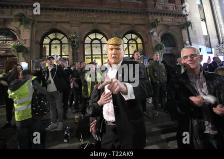 Eine Pro-Brexit Anhänger tragen eines Donald Trump Maske in Whitehall, Westminster, London, vom März Protest zu verlassen. Stockfoto