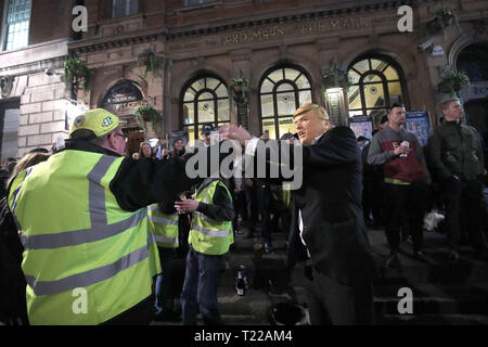 Eine Pro-Brexit Anhänger tragen eines Donald Trump Maske in Whitehall, Westminster, London, vom März Protest zu verlassen. Stockfoto