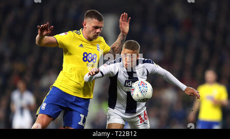 Birmingham City Bluff Bed and Dean (links) und West Bromwich Albion Dwight Gayle Kampf um den Ball in den Himmel Wette Championship Match in West Bromwich, West Bromwich. Stockfoto