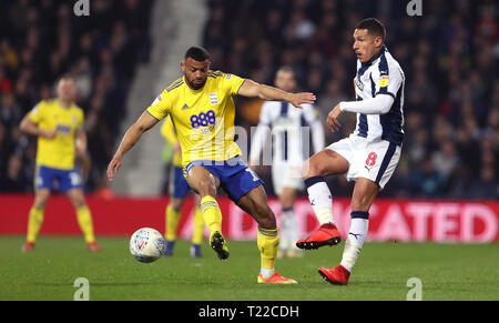 Birmingham City Isaac Vassell (links) und West Bromwich Albion Jake Livermore Kampf um den Ball in den Himmel Wette Championship Match in West Bromwich, West Bromwich. Stockfoto