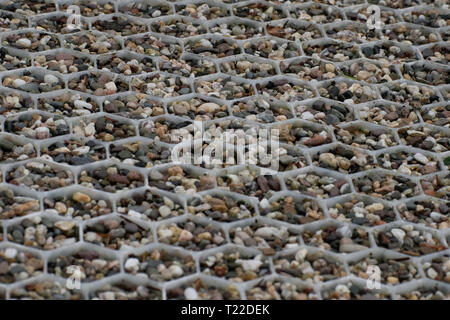 Nahaufnahme der hexagonalen Muster mit Kieselsteinen. Zusammenfassung Hintergrund für Tapeten. Natürliche Hintergrund in kleinen Orten Stockfoto