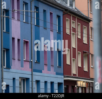 Bunte Nachbarschaft in Essen, Deutschland. Wohnungen und Unternehmen die gemeinsame Nutzung von Speicherplatz. Stockfoto