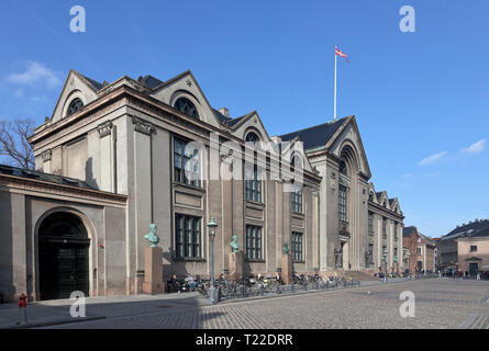 Das Hauptgebäude der Universität Kopenhagen an Nørregade/Vor Frue Plads im Zentrum von Kopenhagen, Dänemark. Büsten von 6 berühmte Wissenschaftler vor. Stockfoto