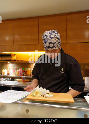 Ein Sushi Chef bereitet einen Teller mit Sushi in Mikado Restaurant in Montreal Stockfoto
