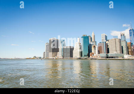 Skyline von New York an einem sonnigen Tag Stockfoto