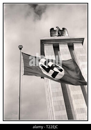 Deutschland 1937 Weltausstellung Paris 1937 den Deutschen Pavillon mit deutschen Adler und Hakenkreuz Flagge auf der Pariser Weltausstellung Frankreich die Exposition Internationale des Arts et Techniken dans la Vie Moderne (internationale Ausstellung von Kunst und Technik im modernen Leben) war vom 25. Mai bis 25. November 1937 in Paris stattfand, Frankreich Albert Speers Pavillon wurde von einem hohen Turm mit den Symbolen des NS-Staates gekrönt: ein Adler und Hakenkreuz gipfelte. Der Pavillon war wie ein Denkmal für "Deutsche Stolz und Leistung konzipiert. Stockfoto