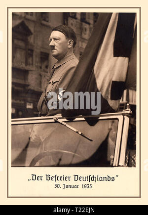 Adolf Hitler Jahrgang Januar 1933 Nazideutschland Propaganda Postkarte von Adolf Hitler, die in offenen Wagen mit Hakenkreuz Armbinde und Flagge" der Befreier Deutschlands" Neu ernannte Bundeskanzler von Deutschland Stockfoto