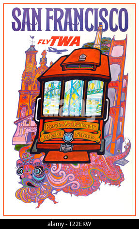 Vintage Travel Werbeplakat für ein Francisco TWA" Fliegen. Psychedelic Bild zur Veranschaulichung ein San Francisco Straßenbahn Richtung Presidio Avenue Kalifornien & Markt Straßen von verschiedenen Sehenswürdigkeiten Bauwerke und Denkmäler aus San Francisco Stadt umgeben, darunter eine Kirche und die Golden Gate Bridge in die vorderen Fenster der Straßenbahn mit einem chinesischen Drachen unter dem Flugzeug fliegen Overhead und neben der stilisierten Titel Text in blauen und roten Buchstaben nieder. TWA reisen Werbeplakate. USA Stockfoto