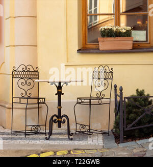 Einen leeren Tisch und Stühle an einem charmanten Sidewalk Cafe Restaurant in Prag, Tschechische Republik. Typische lokale Reisen malerische Dining Out Straßenszenen. Stockfoto