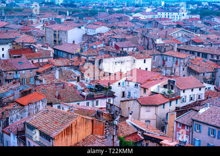 Narbonne, Panoramablick auf die Altstadt im Süden von Frankreich. Anzeigen von Narbonne vom Zentrum in den Norden. Stockfoto