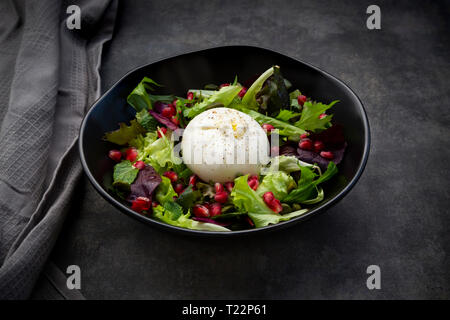 Orientalischer Salat mit Minze, Pistazien, Granatapfel Samen und burrata Käse Stockfoto