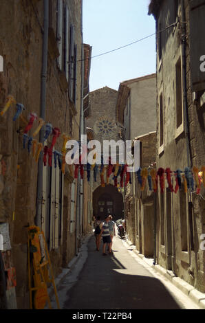 Rue Saint-Michel, in dem schönen alten Dorf von Lagrasse, Corbières, Aude, Royal, Frankreich. MODEL RELEASED Stockfoto