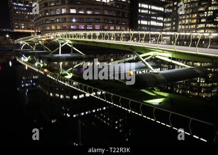 Fußbrücke in Canary Wharf Spiegelung im Hafengebiet Stockfoto