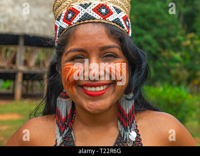 Porträt eines lächelnden Einheimischen Embera Frau in ihrem Dorf im Regenwald von Panama, Darien Dschungel, Mittelamerika. Stockfoto