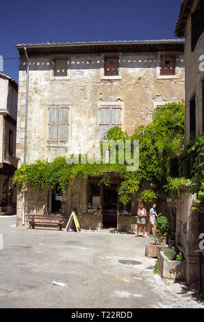 Place de la Bouquerie in dem schönen Dorf Lagrasse, Corbières, Aude, Royal, Frankreich. MODEL RELEASED Stockfoto