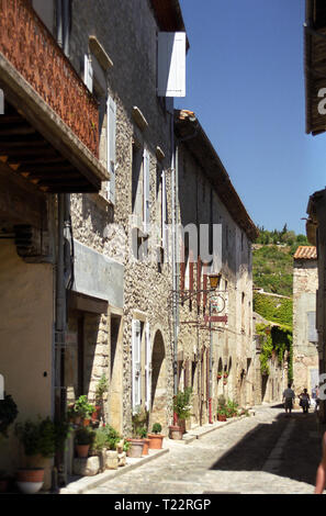 Rue des Deux Ponts, in dem schönen Dorf Lagrasse, Corbières, Aude, Royal, Frankreich. MODEL RELEASED Stockfoto