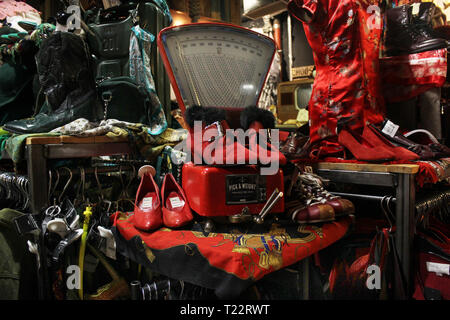 Vintage- und Second Hand-Kleidung. Handelskette. Im Vordergrund antike Schuhe und Vintage-Schuhe. Stockfoto